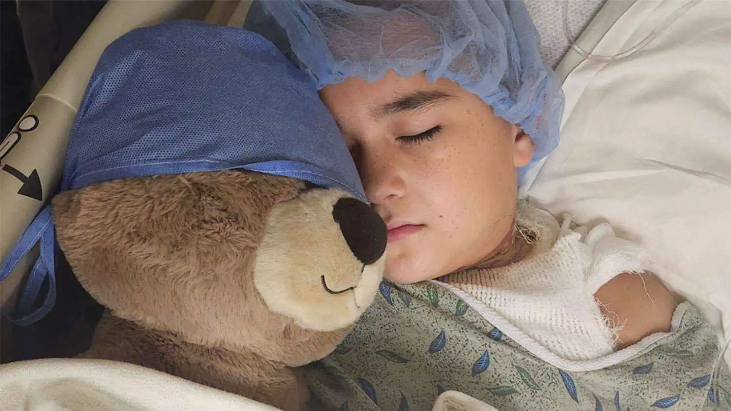 بسبب شاحن الهاتف.. نجاة طفل من صعقة كهربائية قاتلة أثناء نومه