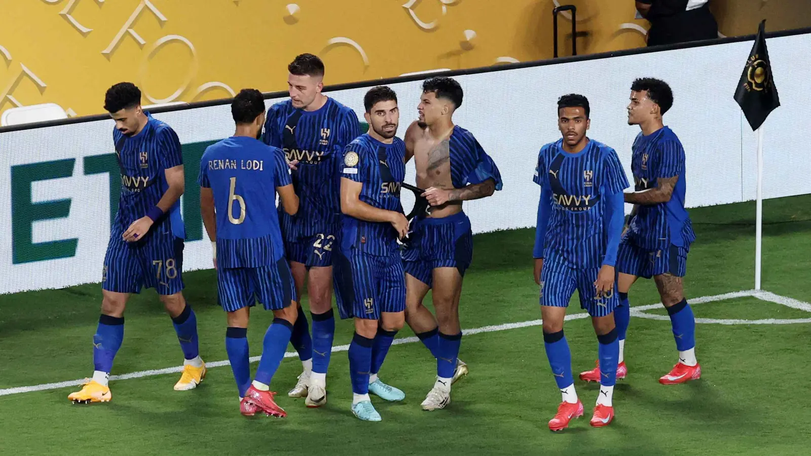 ردود فعل جنونية بعد فوز الهلال على مانشستر سيتي (فيديو وصور)