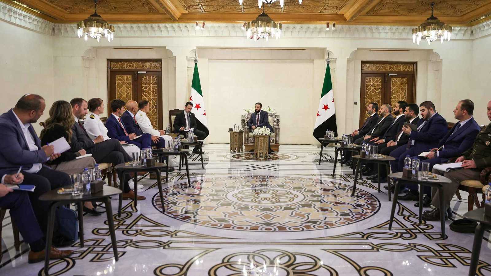 الشرع يبحث "التعاون السياسي والعسكري" مع قائد القيادة المركزية الأمريكية