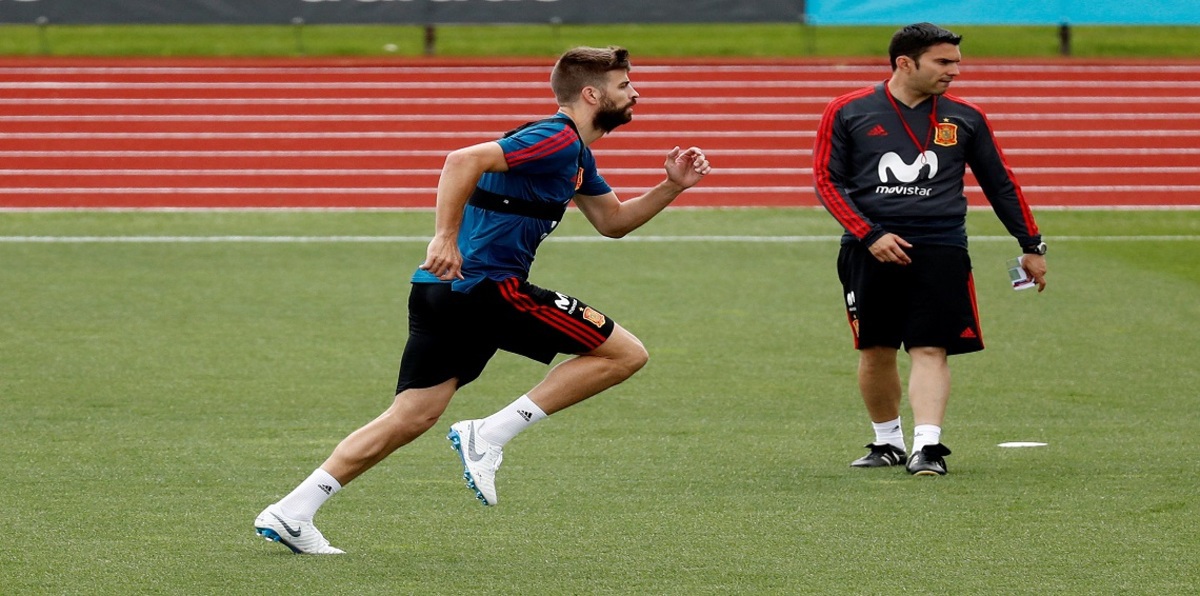 "أنت لا تمثلني".. الجماهير تهاجم بيكيه في تدريبات المنتخب الإسباني قبل كأس العالم (فيديو)