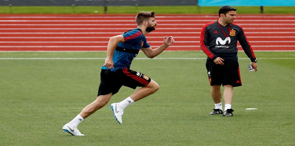 "أنت لا تمثلني".. الجماهير تهاجم بيكيه في تدريبات المنتخب الإسباني قبل كأس العالم (فيديو)