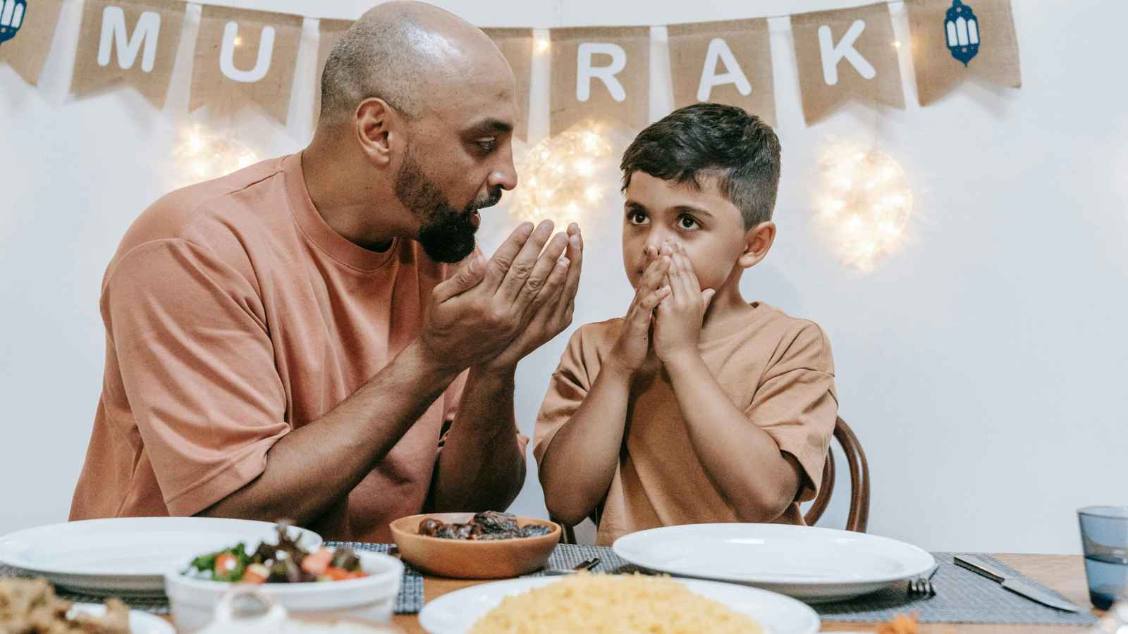 نصائح طبية مهمة.. متى يجب أن يبدأ الأطفال الصيام؟