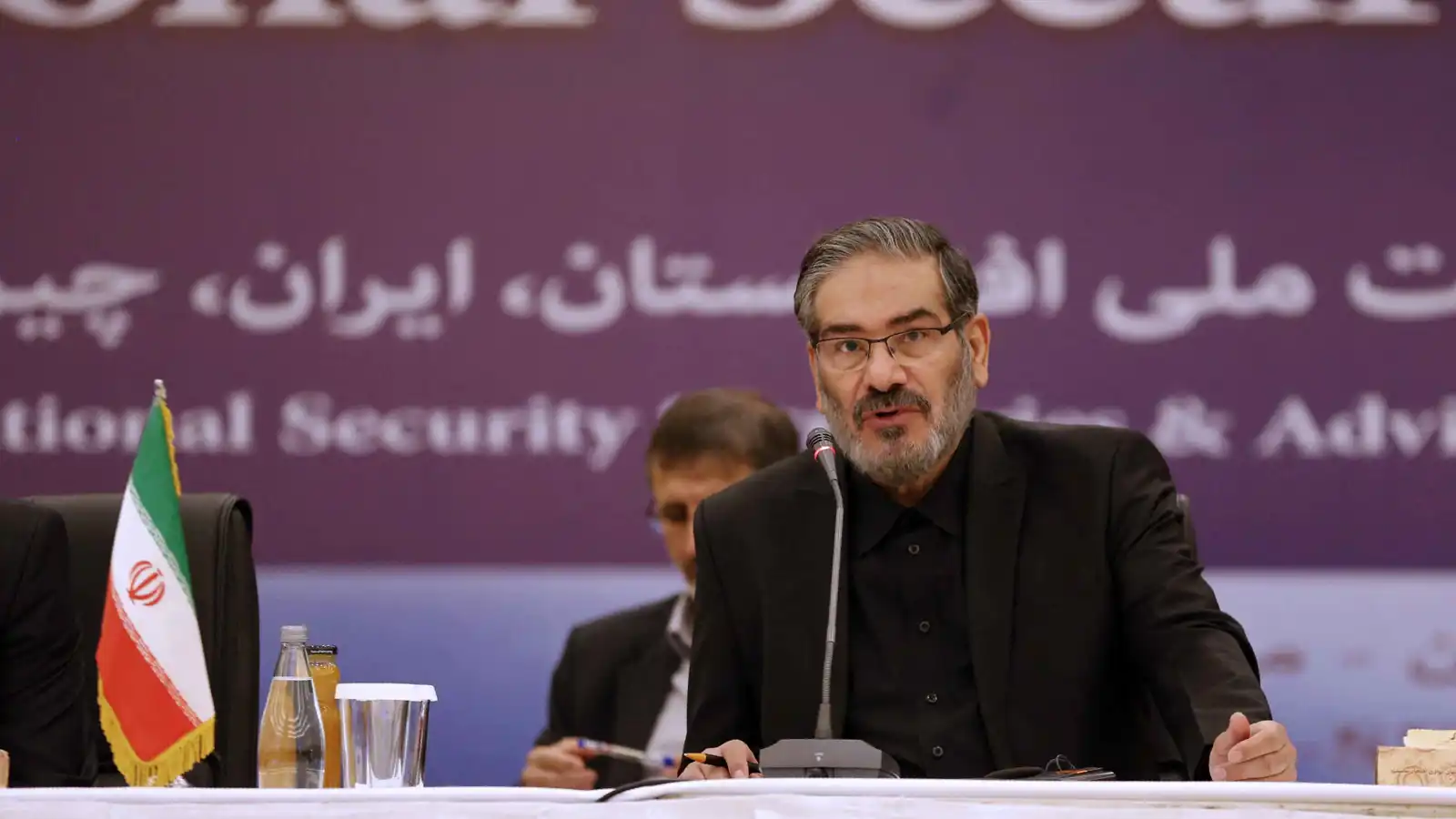 شمخاني: ارتكبنا خطأً بعدم تطوير القنبلة النووية (فيديو)‎