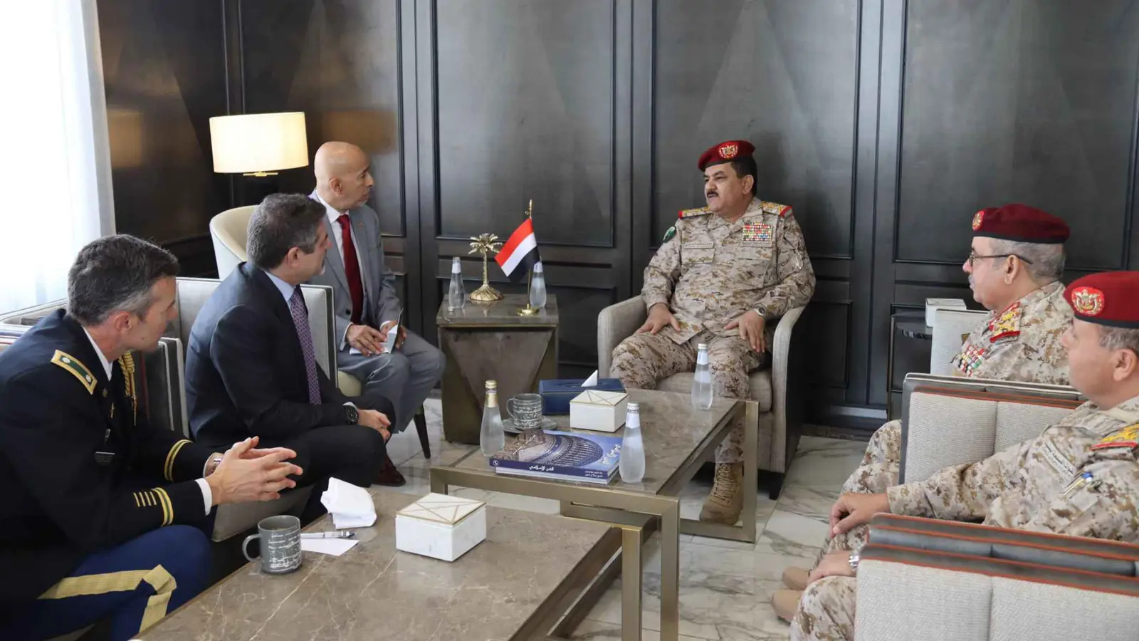 اليمن يطالب أمريكا بوقف تهديد الحوثيين للملاحة البحرية