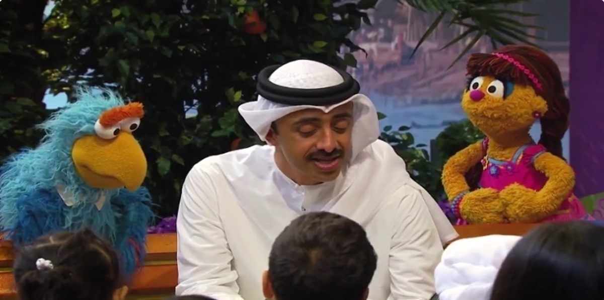 بالفيديو.. الشيخ عبدالله بن زايد يفاجئ الأطفال بالمشاركة في برنامج "افتح يا سمسم"