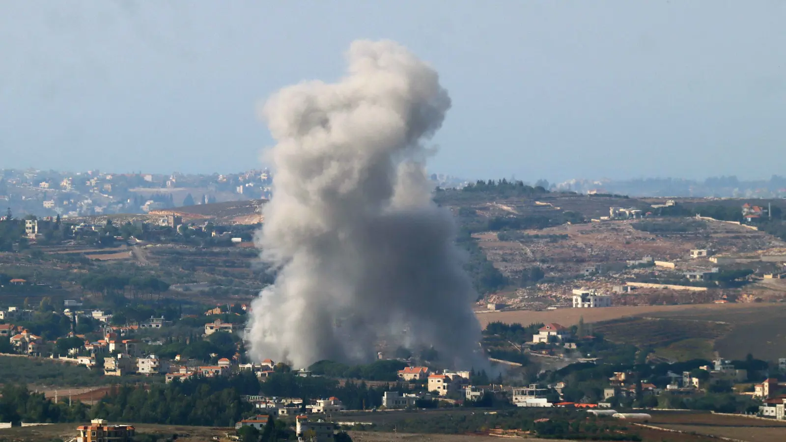 تفجير مروع.. إسرائيل تدمّر حياً كاملاً في "ميس الجبل" اللبنانية (فيديو)