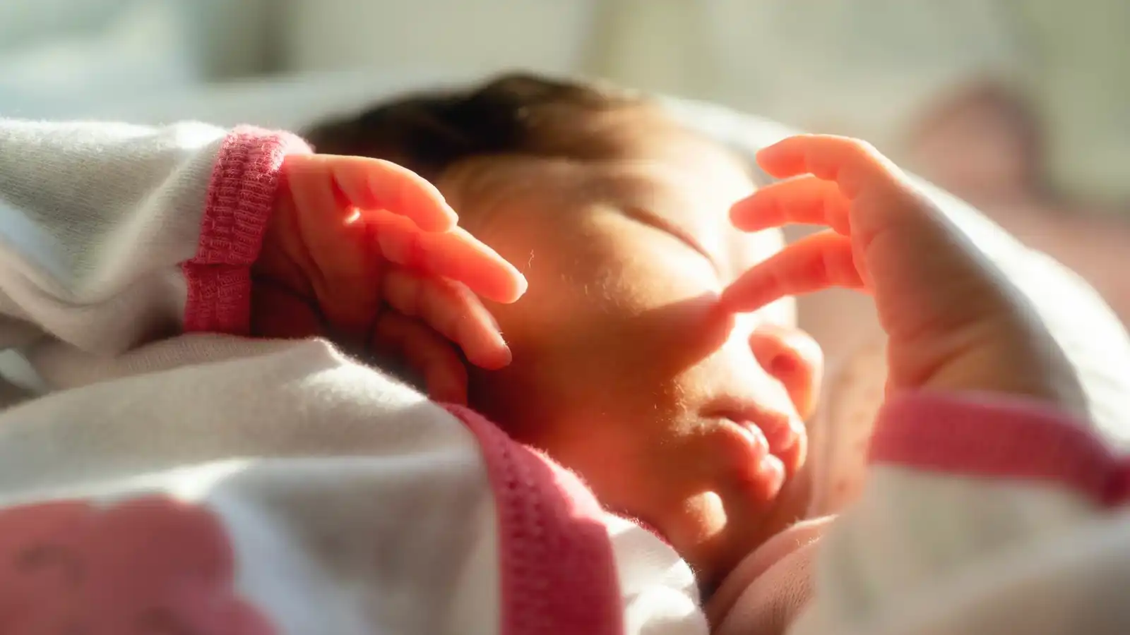 اليرقان عند حديثي الولادة.. الشمس ليست علاجا آمناً