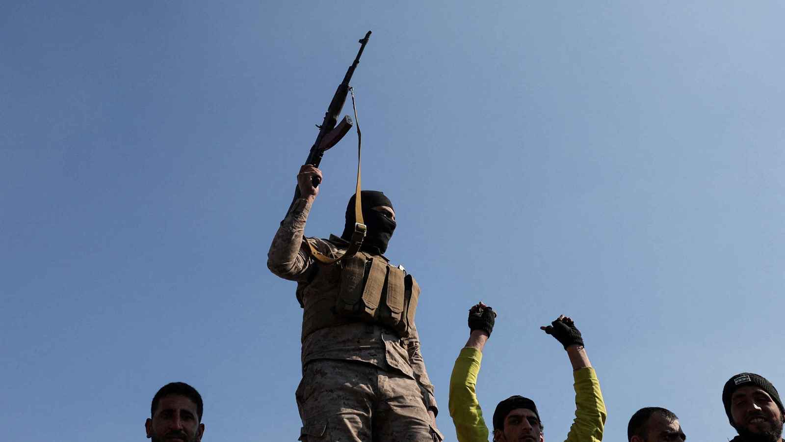 مصدر لـ"إرم نيوز": تصرفات الفصائل تهدد مستقبل الإدارة السورية الجديدة