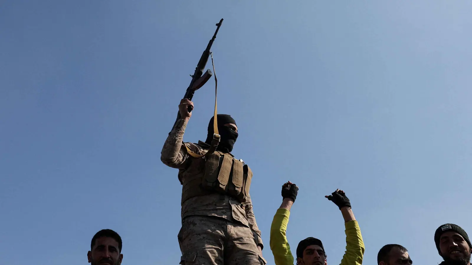 مصدر لـ"إرم نيوز": تصرفات الفصائل تهدد مستقبل الإدارة السورية الجديدة