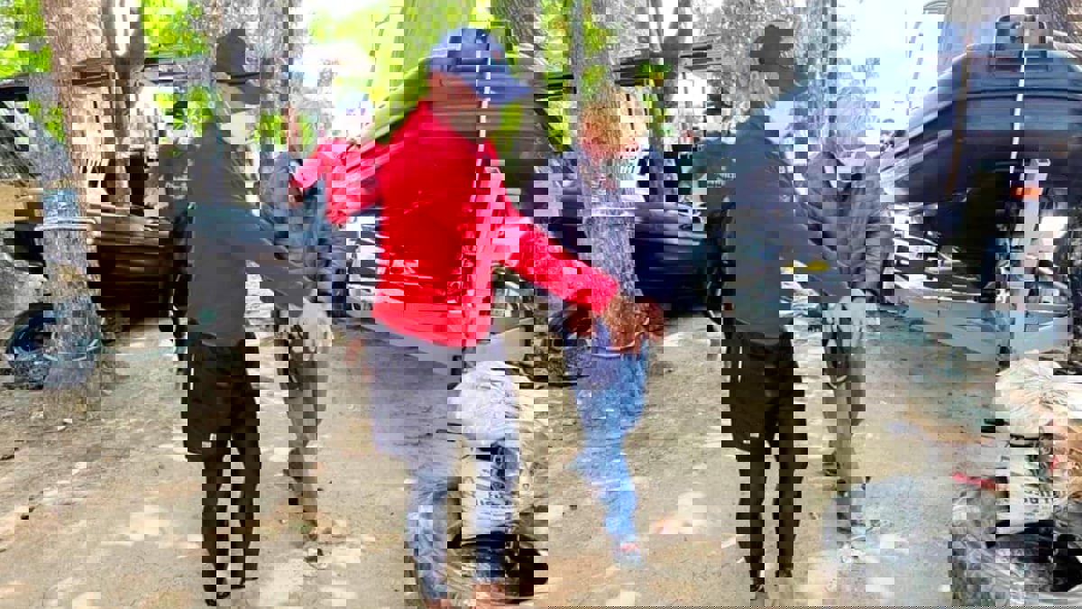 بعد فراق عامين.. رجل يخاطر بعبور الخليج على قارب مطاطي لملاقاة زوجته