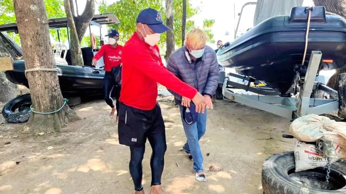 بعد فراق عامين.. رجل يخاطر بعبور الخليج على قارب مطاطي لملاقاة زوجته