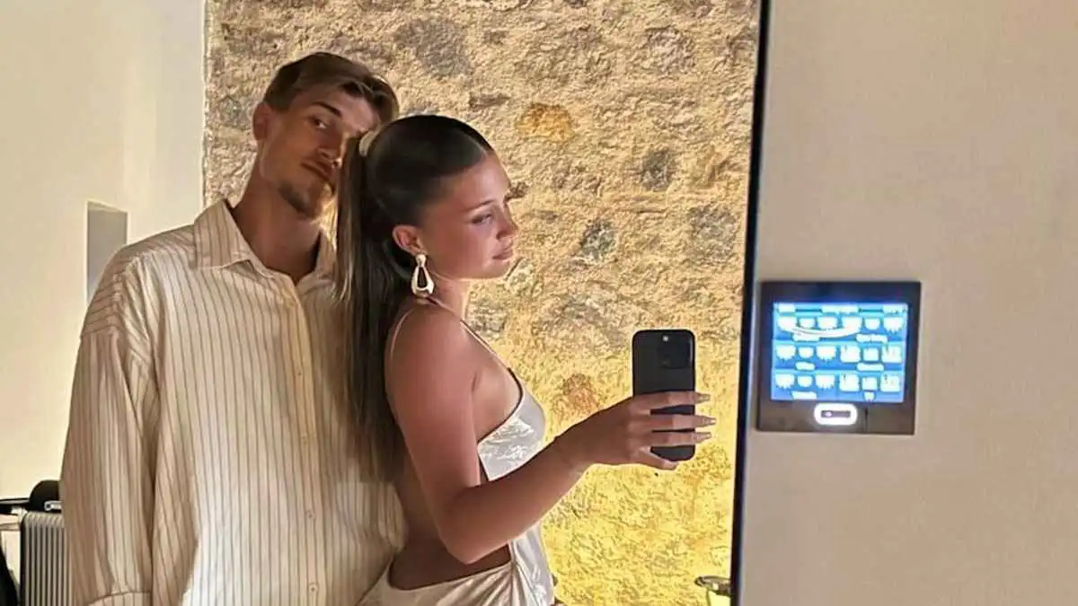 نجم بايرن ميونخ يواعد ابنة أسطورة النادي (صور)