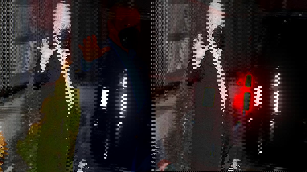 قالها الشاه: الذي يتغطى بأمريكا ينام عرياناً