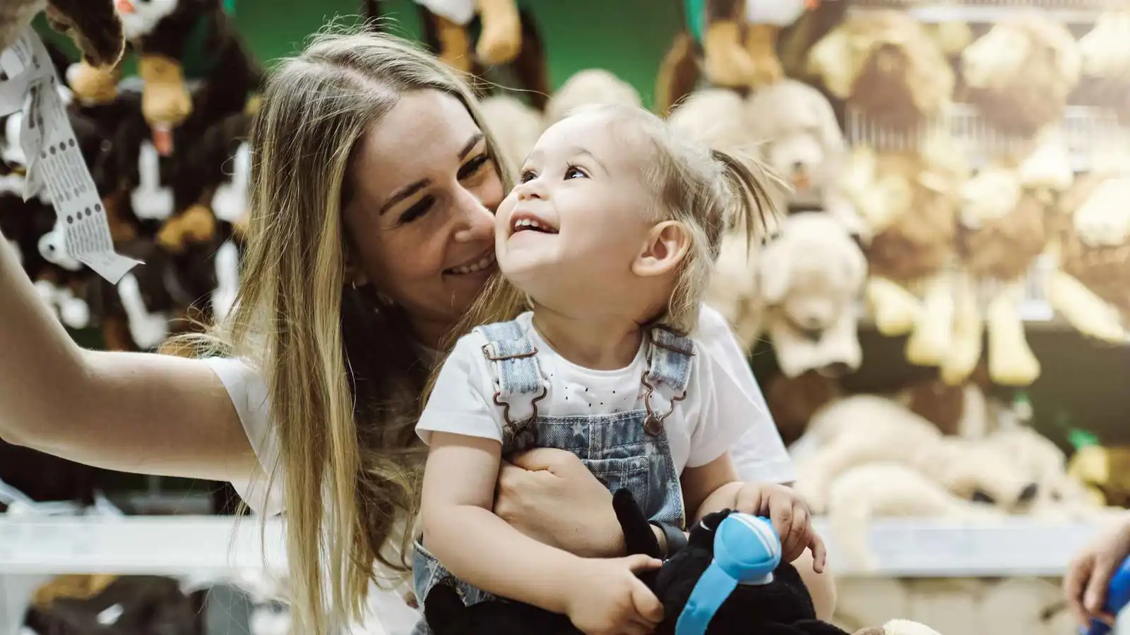 "ضيف غير متوقع".. مفاجأة داخل مطار أسترالي (فيديو)