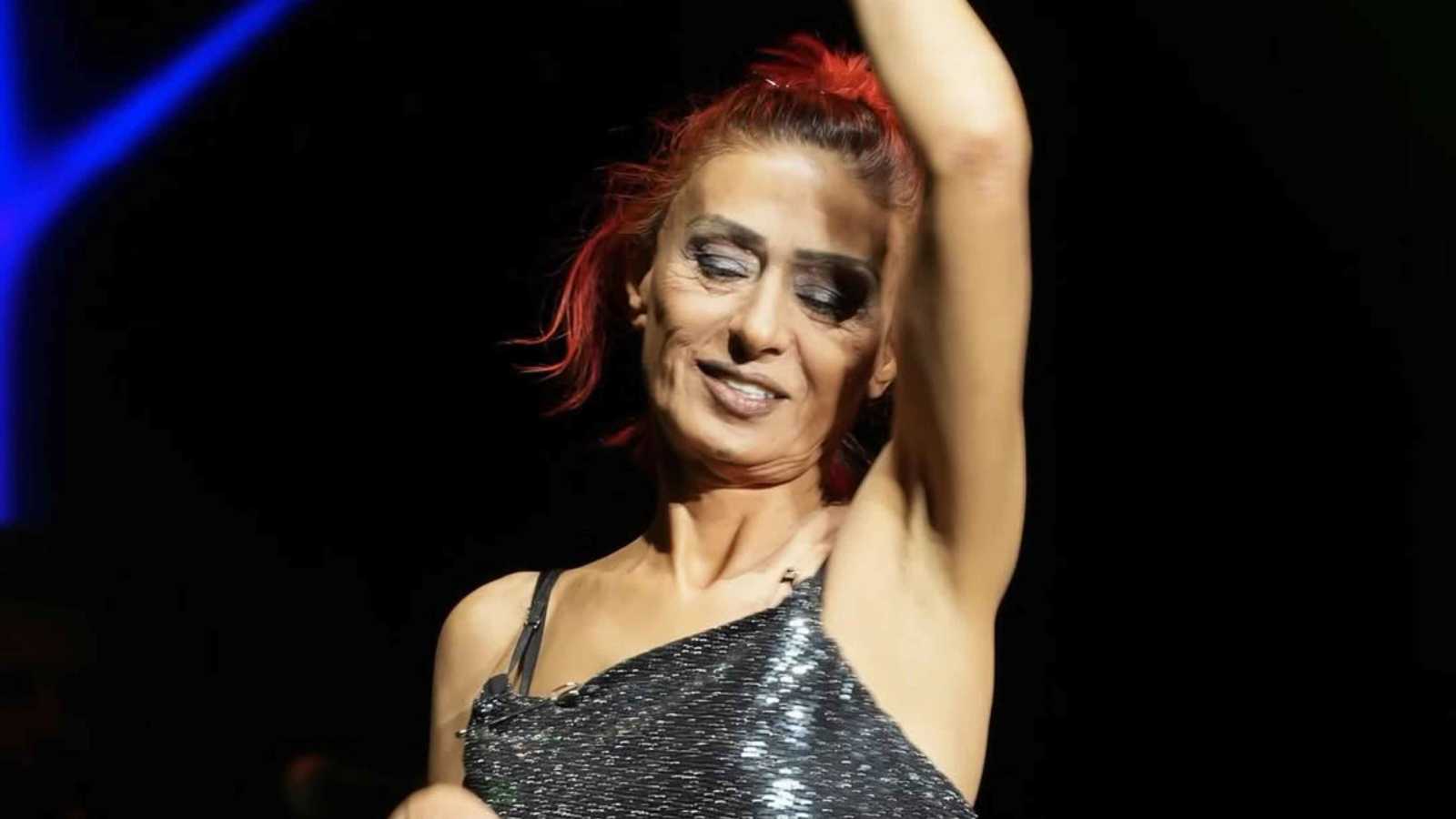 مغنية تركية تثير جدلا بخلع شعرها المستعار على المسرح (فيديو)