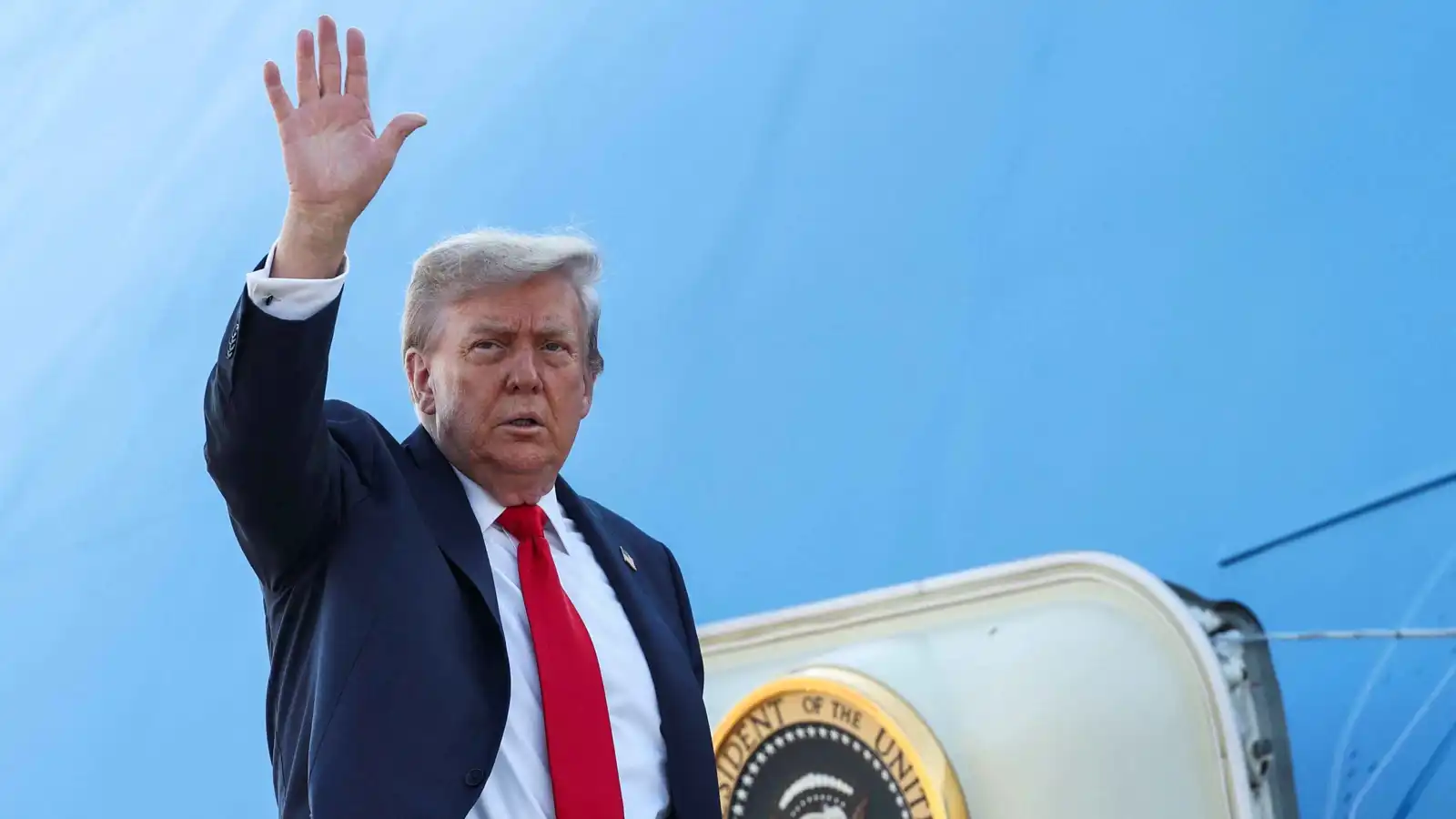 "رهانات كبيرة".. ترامب يتوجه إلى ألاسكا للقاء بوتين