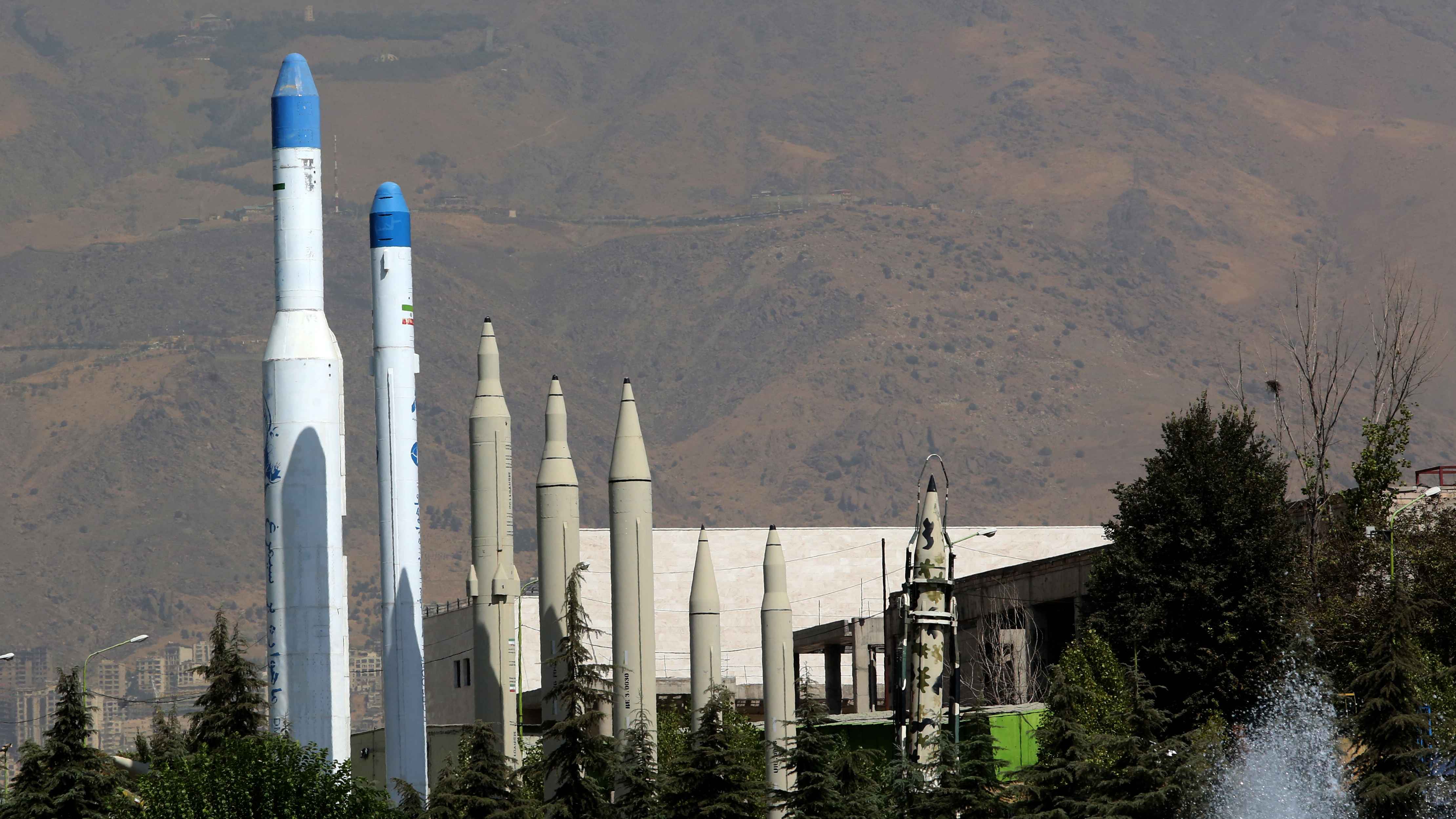 إعلام عبري: إيران تتأهب لحرب ضد إسرائيل وأمريكا بـ20 ألف صاروخ باليستي