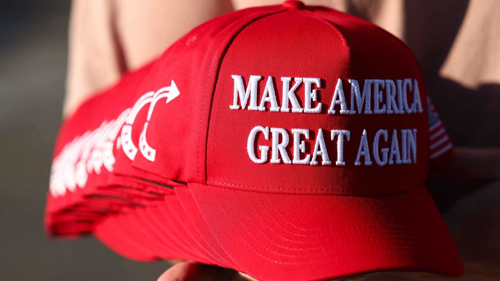 ميزة في إكس تفضح حسابات مؤيدة لترامب "خارج أمريكا"