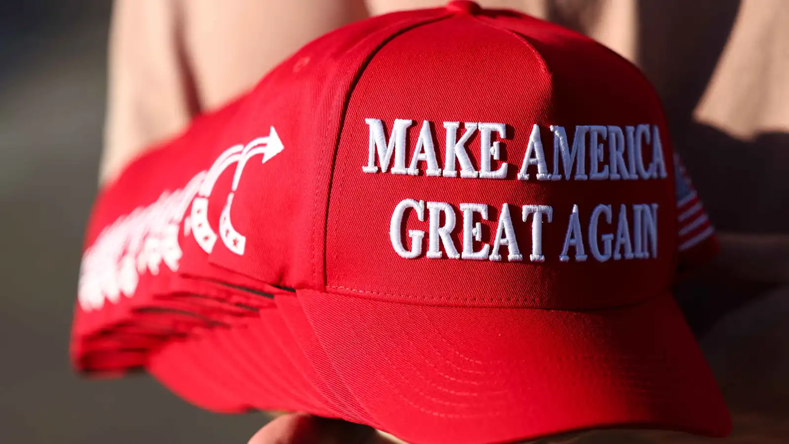 ميزة في إكس تفضح حسابات مؤيدة لترامب "خارج أمريكا"