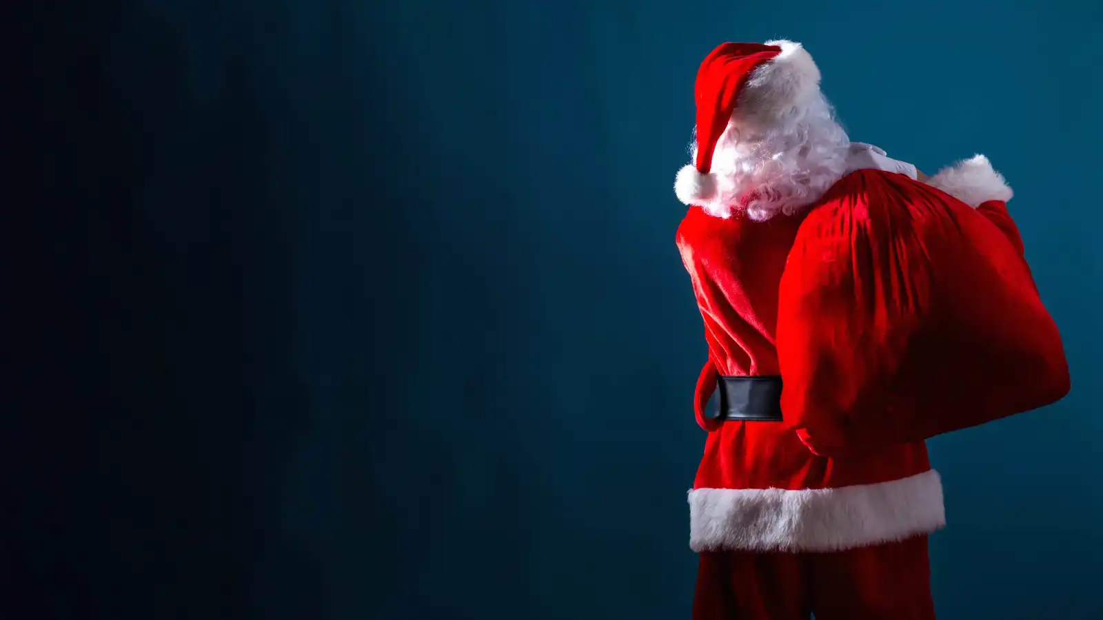 على غرار روبن هود.. "بابا نويل" وأقزامه يسرقون متجرا في كندا (فيديو)