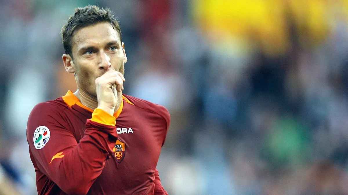 في عمر الـ48.. توتي يدرس العودة من الاعتزال