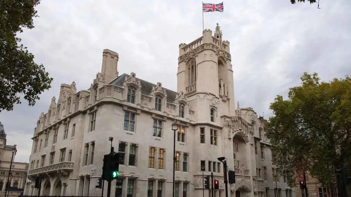 المحكمة العليا البريطانية تبرئ رجلا أحرق المصحف