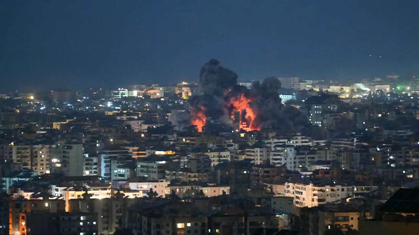 قصف إسرائيلي على لبنان واستهداف قناة "المنار" التابعة لحزب الله (فيديو)