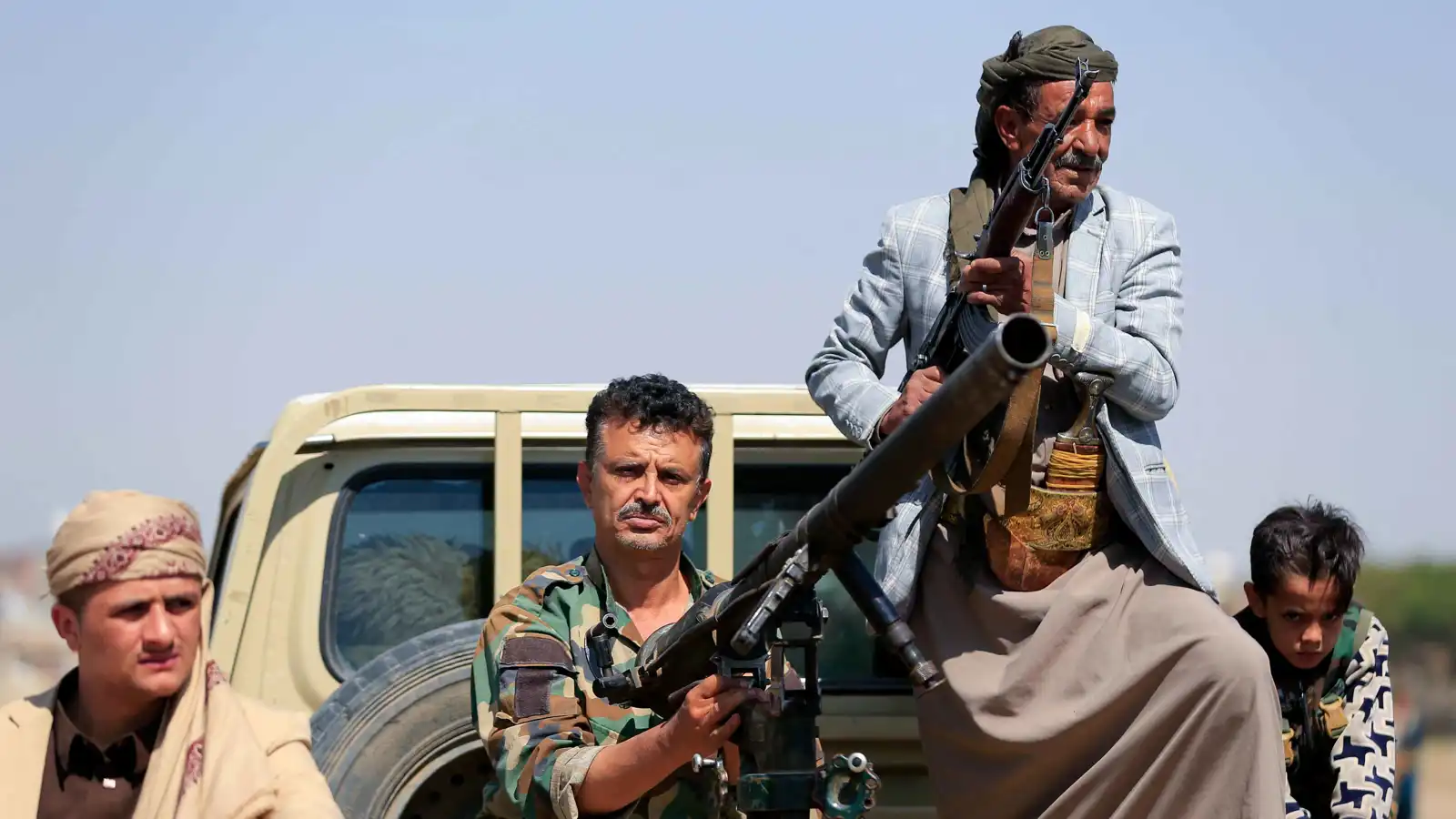 بسبب منشور على فيسبوك.. الحوثيون يختطفون طيارا متقاعدا