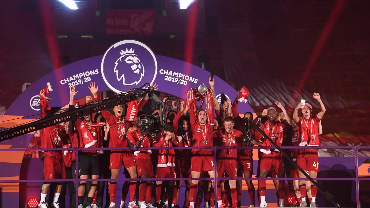 شاهد.. لاعبو ليفربول يرفعون كأس الدوري الإنجليزي والجماهير تخالف قواعد التباعد الاجتماعي (فيديو وصور)