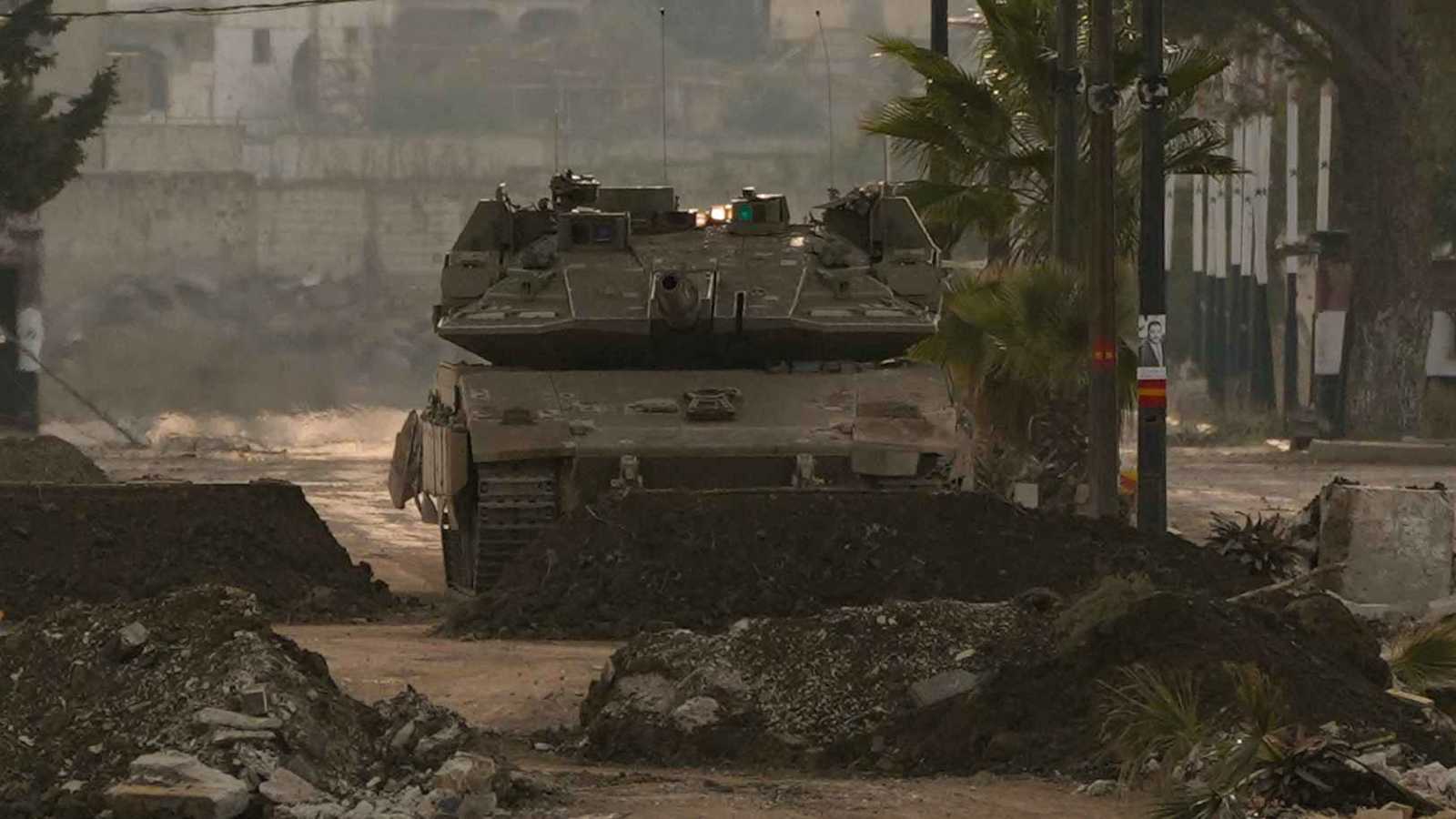 حشود إسرائيلية تبحث عن أسلحة في منازل بلدتين سوريتين بريف درعا