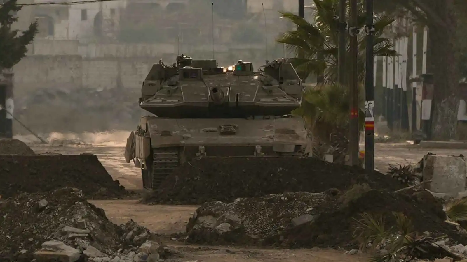 حشود إسرائيلية تبحث عن أسلحة في منازل بلدتين سوريتين بريف درعا