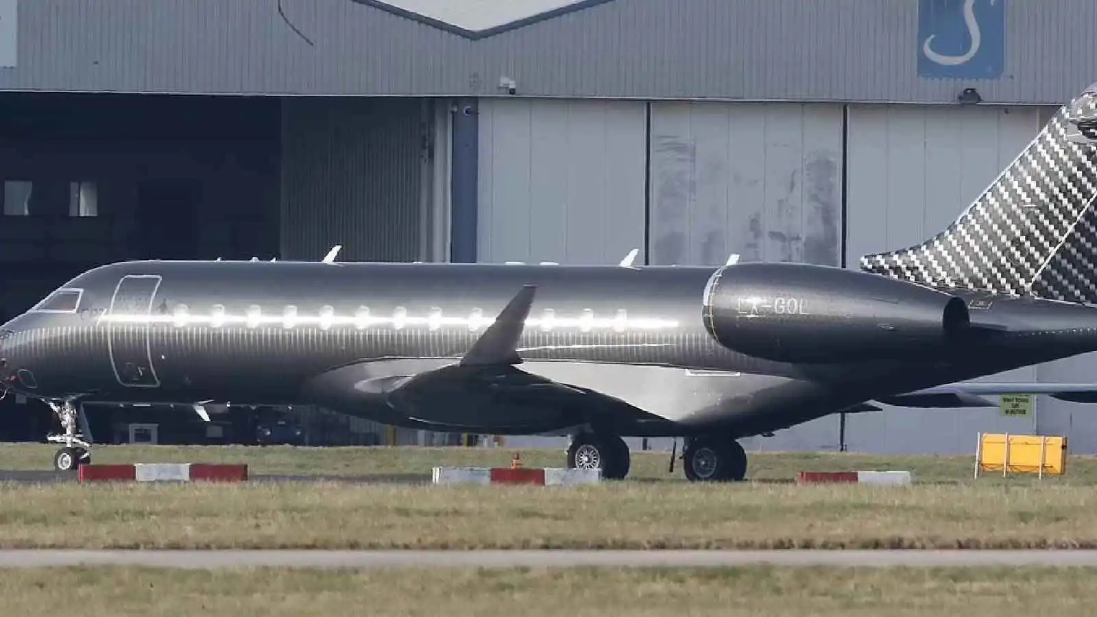 هبوط طائرة كريستيانو رونالدو في بولندا يفجر جدلا (صور)