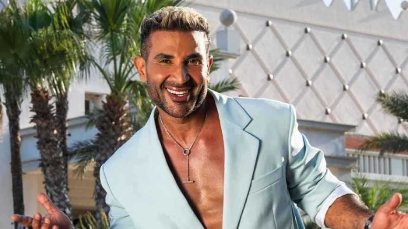 لماذا يصر أحمد سعد على "استفزاز" الجمهور بملابسه؟ (فيديو)