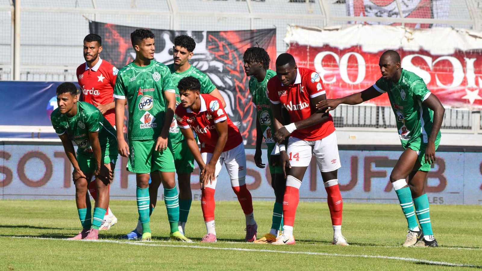 قصة غريبة.. هل تعاقد النجم الساحلي التونسي مع مصارع لتعزيز فريق كرة القدم؟