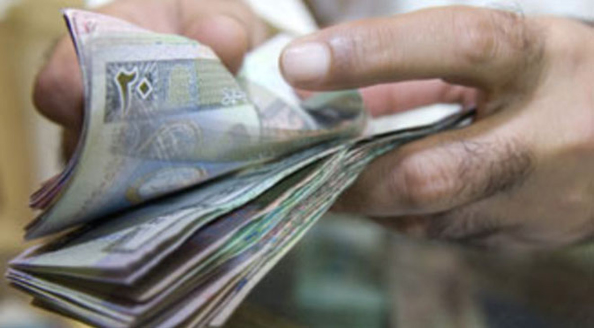 عامل نظافة ببنك سعودي يسهل عمل عصابة لغسل الأموال