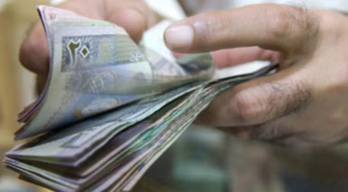 عامل نظافة ببنك سعودي يسهل عمل عصابة لغسل الأموال