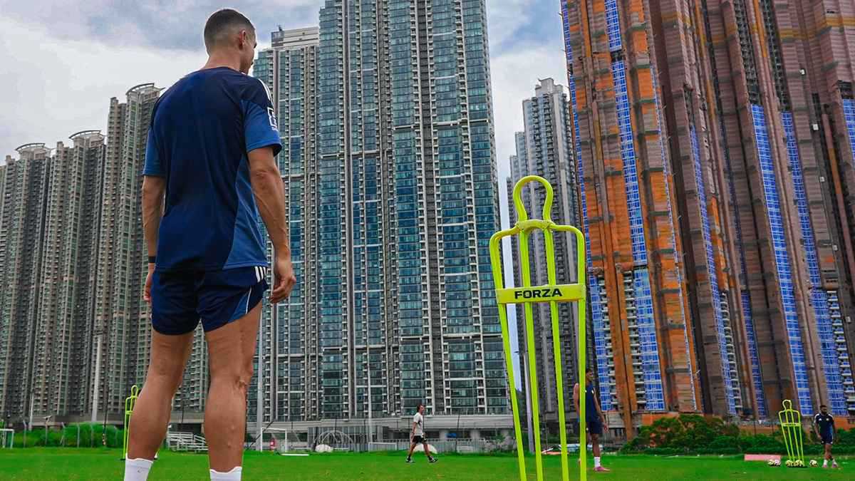 من هو الملياردير الصيني الذي فاجأ كريستيانو رونالدو في معسكر النصر؟ (صورة)