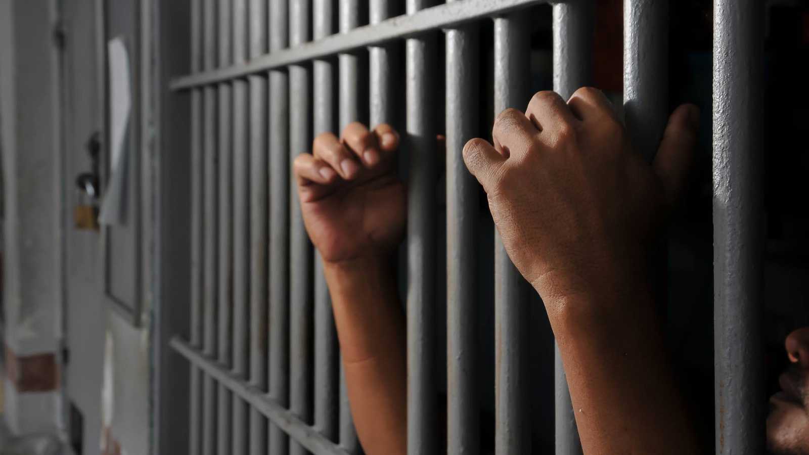 السجن لأب هزّ طفله الرضيع حتى الموت (صور)