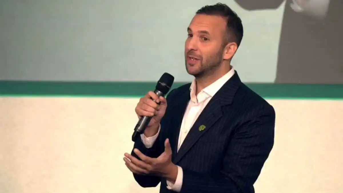 زاك بولانسكي.. "شبيه فاراج" الذي يهدد حزب العمال البريطاني