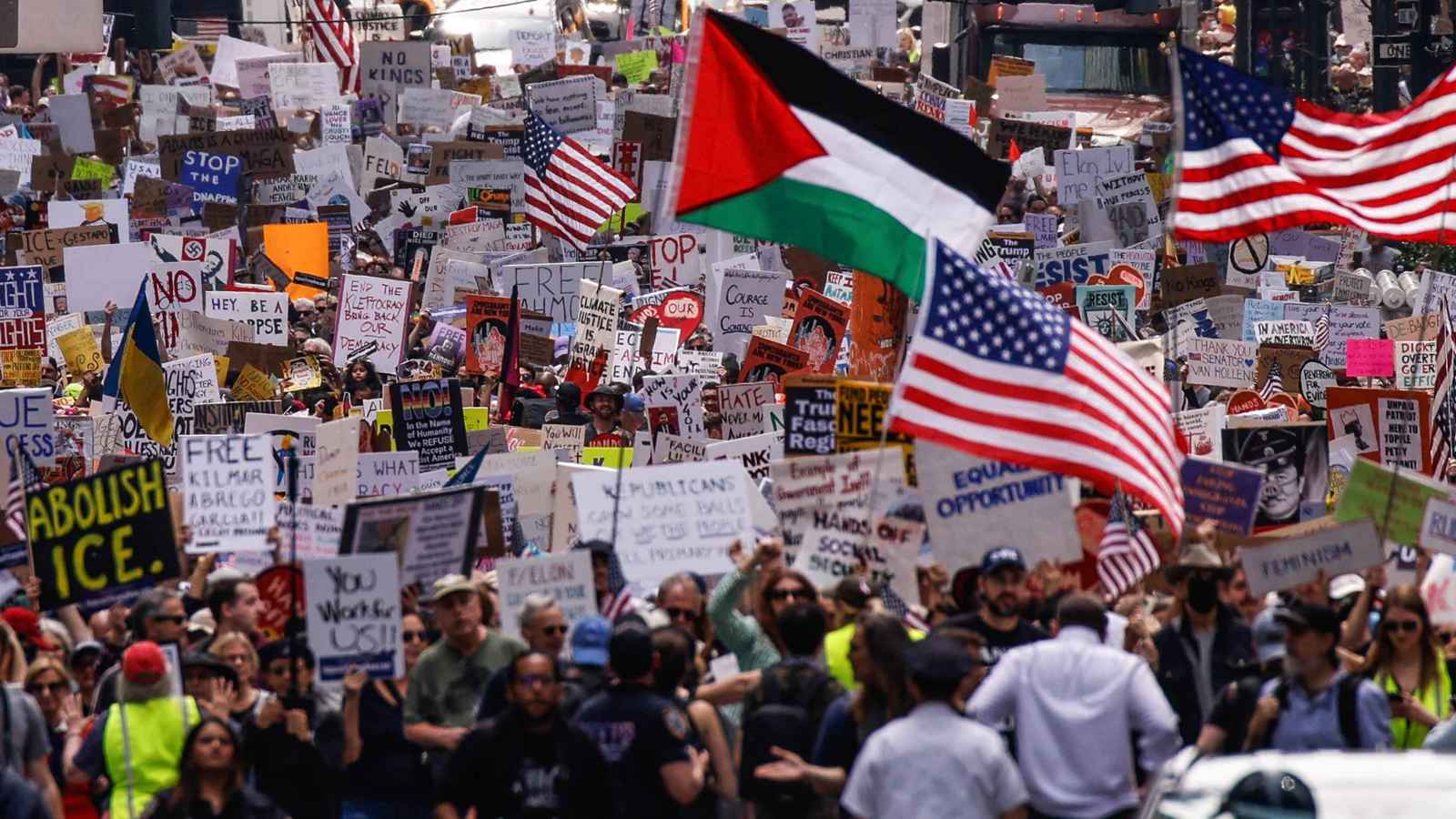 احتجاجات واسعة.. آلاف الأمريكيين يتظاهرون ضد ترامب (فيديو وصور)