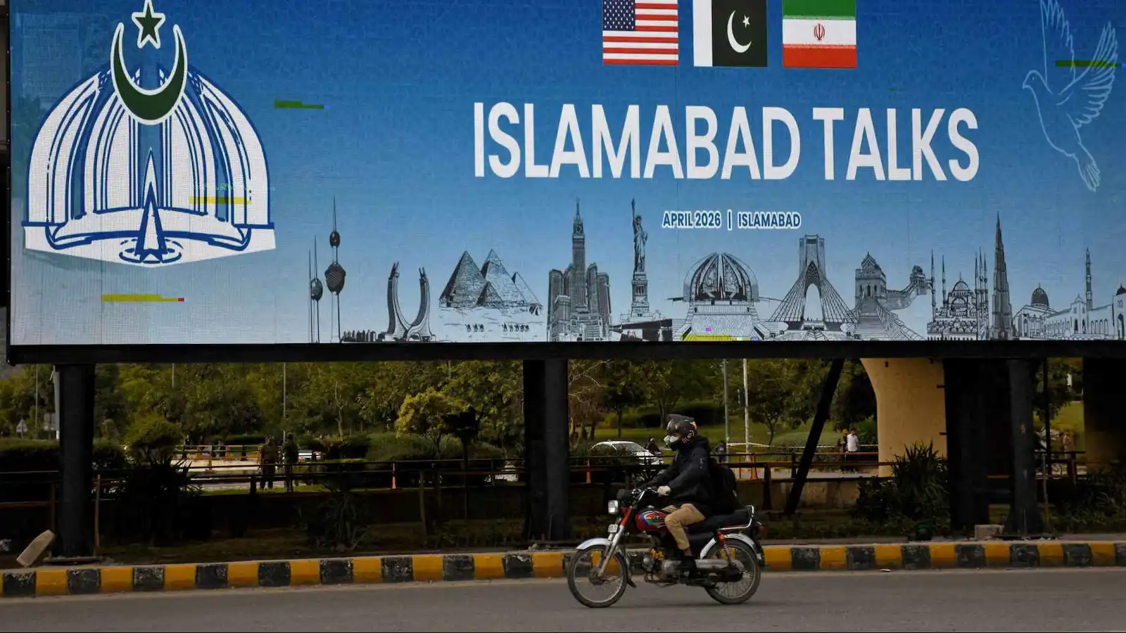 3 ساعات في إسلام آباد.. عودة عراقجي تكشف استمرار المحادثات