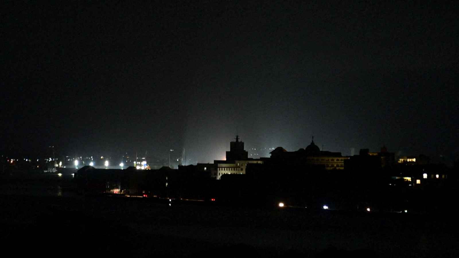 كوبا تغرق في الظلام مع انهيار شبكة الكهرباء