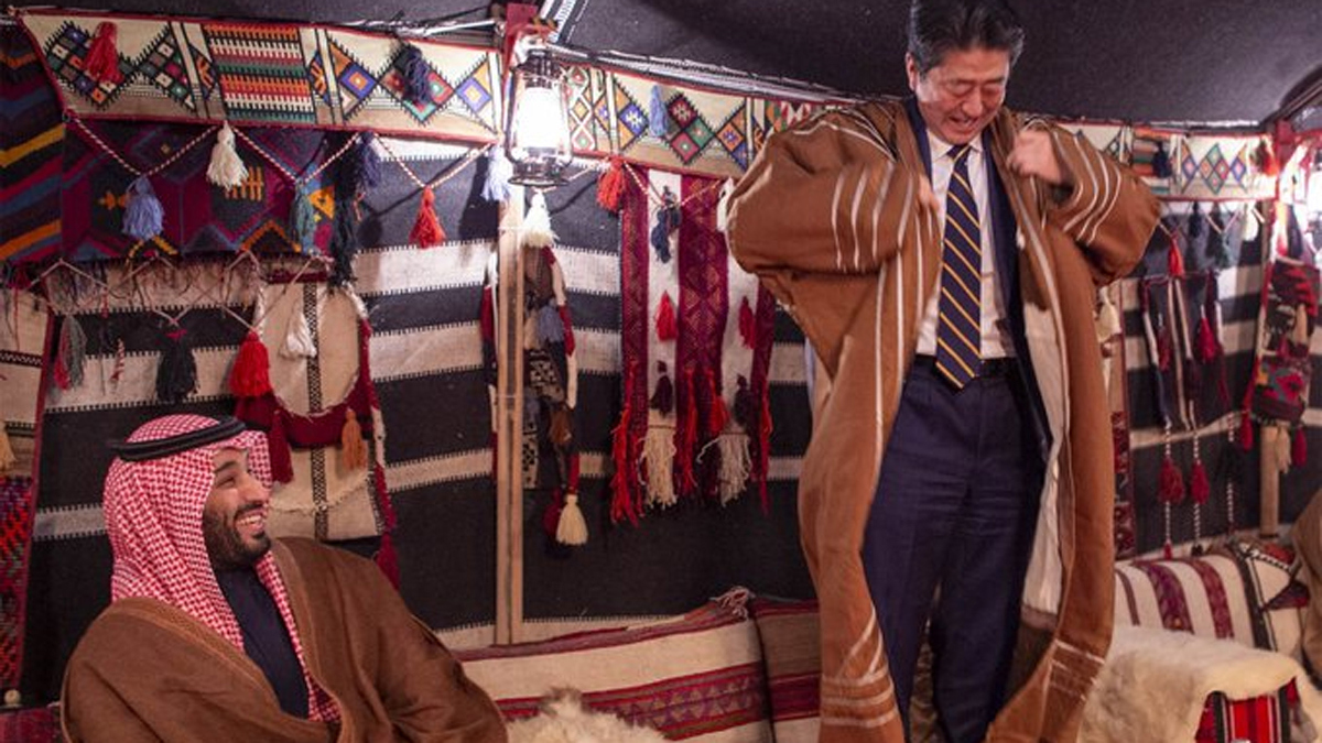 محمد بن سلمان يفاجئ رئيس الوزراء الياباني باستقبال من نوع خاص (صور وفيديو)‎