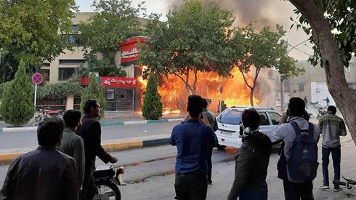 تصاعد الاحتجاجات في إيران.. وحرق عدد من المراكز الأمنية والبنوك (فيديو)