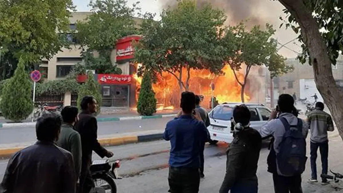 تصاعد الاحتجاجات في إيران.. وحرق عدد من المراكز الأمنية والبنوك (فيديو)