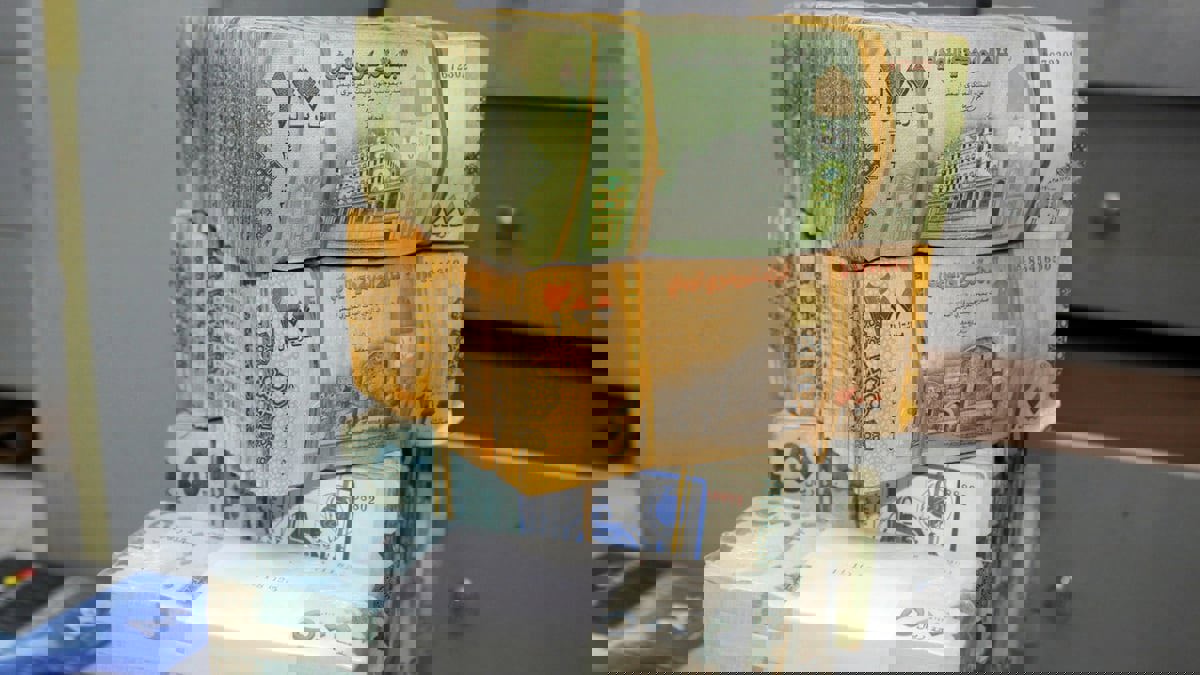 محذرين من إهداره.. خبراء: الدعم السعودي والإماراتي أساس لتقوية العملة اليمنية