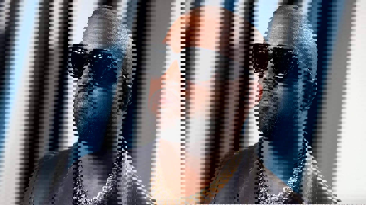 على غرار جاسوس جيمس بوند.. كانييه ويست بطقم أسنان بـ 850 ألف دولار