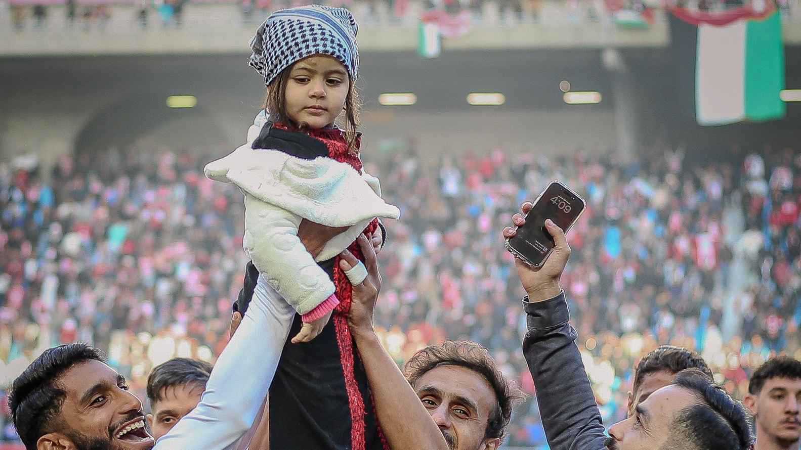 ما قصة الطفلة زينة التي نفذت ركلة البداية في مباراة الإفريقي ونجوم القدس؟ (صور)