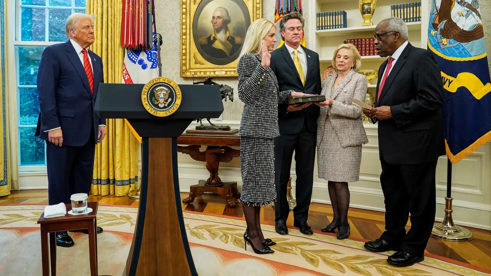 بحضور ترامب.. بام بوندي تؤدي اليمين وزيرة للعدل في أمريكا