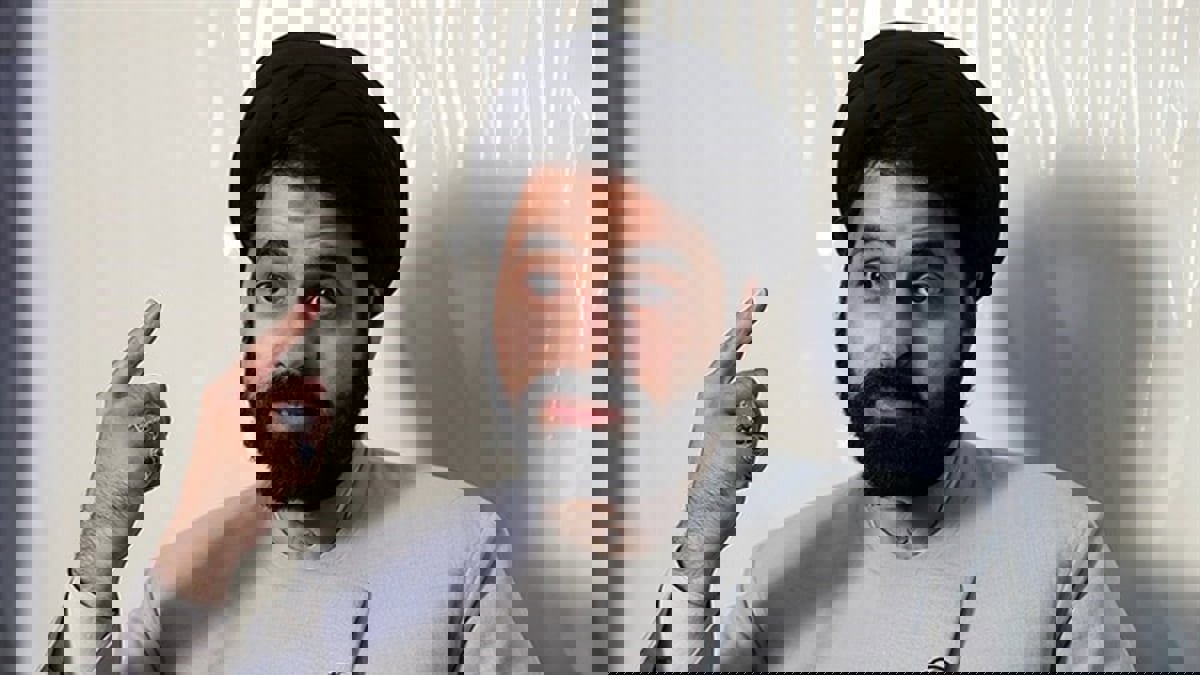 بعد كشفه ملفات فساد.. محكمة إيرانية تنزع عمامة رجل دين